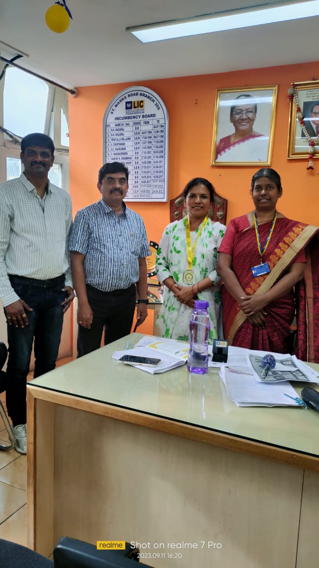 Smt. Shoba Devi with his mentor Sri. K. R. Naga Narasimhan receiving the My LIC My Pride medal.